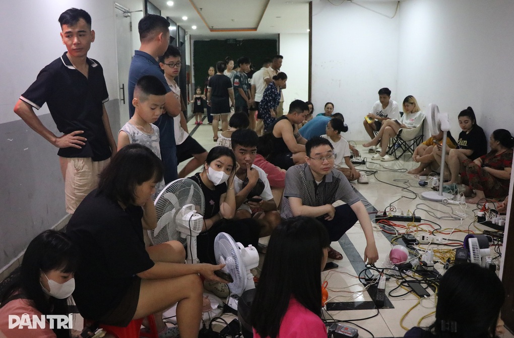 Mất điện do bão, dân chung cư nháo nhào mang nồi cơm, điện thoại đi cắm nhờ - 1 Mất điện do bão, dân chung cư nháo nhào mang nồi cơm, điện thoại đi cắm nhờ - 1