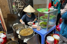 Bún ngan nổi tiếng Hà Nội: Chủ bán hàng lặng thinh, khách ăn thấp thỏm