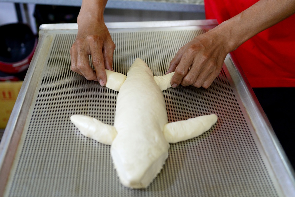 Chàng trai Sài Gòn chuyên làm bánh mì cá sấu, ngựa khổng lồ - 3 Chàng trai Sài Gòn chuyên làm bánh mì cá sấu, ngựa khổng lồ - 3