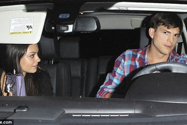 Ashton Kutcher và Mila Kunis đã sống chung nhà