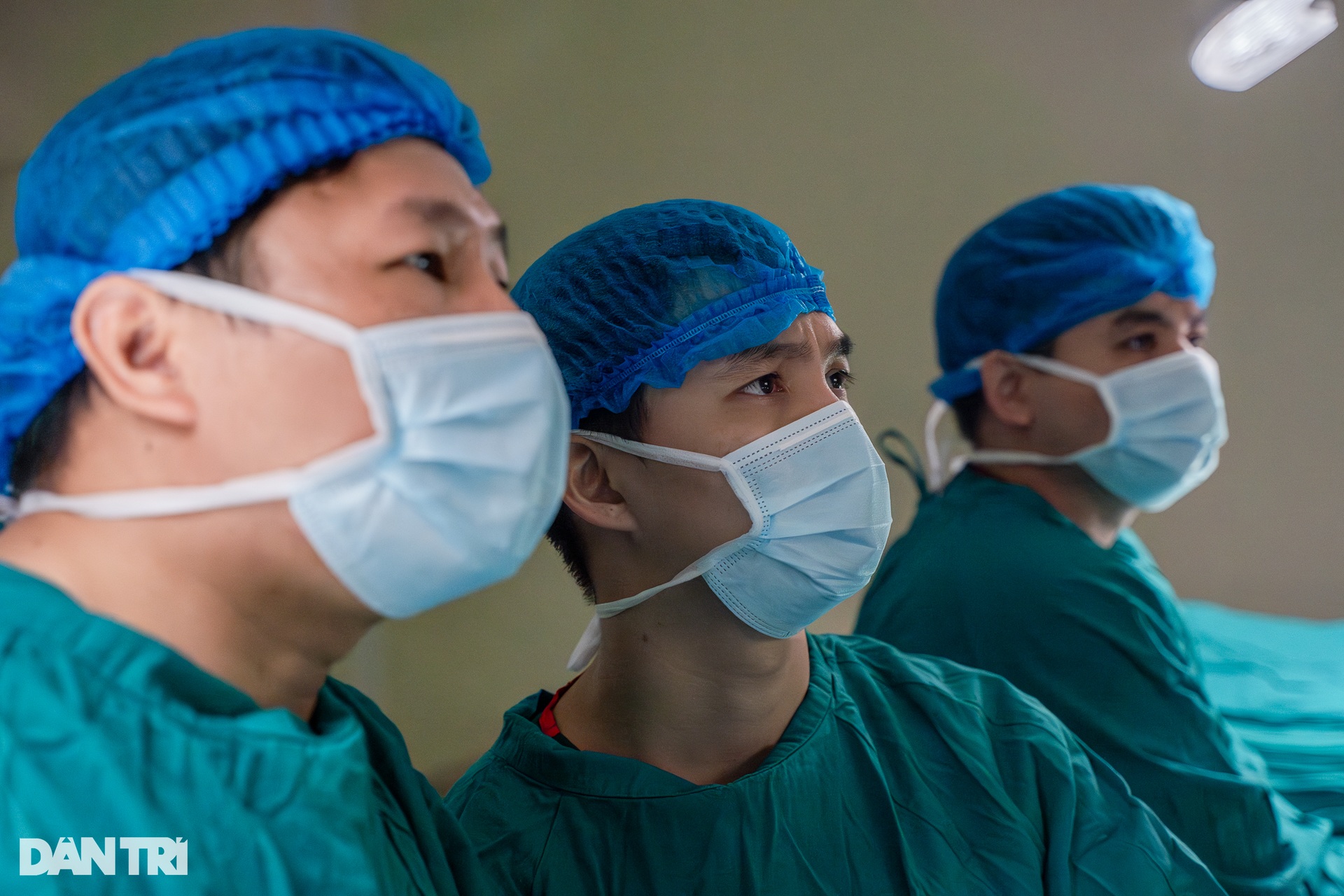 Cận cảnh 30 y bác sĩ giải cứu cô gái suy thận 10 năm không thể uống nước - 12 Cận cảnh 30 y bác sĩ giải cứu cô gái suy thận 10 năm không thể uống nước - 12