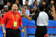 HLV đội bóng rổ nam Trung Quốc lăng mạ trọng tài