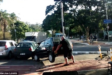 Tay không nhẹ nhàng nhấc bổng xe hơi