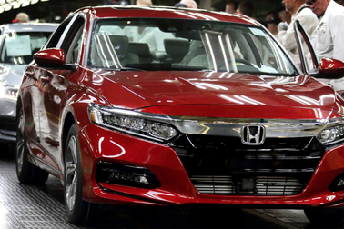 Honda bắt nhân viên văn phòng xuống lắp ráp xe