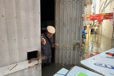 Nước ngập 5 ngày chưa rút, người Hà Nội đi bè giữa phố, đóng cửa đi ở nhờ