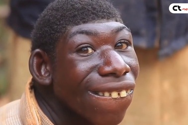 "Người rừng" 21 tuổi: Không biết nói, ăn cỏ, cả ngày đuổi theo động vật