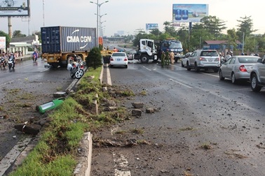 Container cày nát dải phân cách rồi chắn ngang đường, quốc lộ ùn tắc