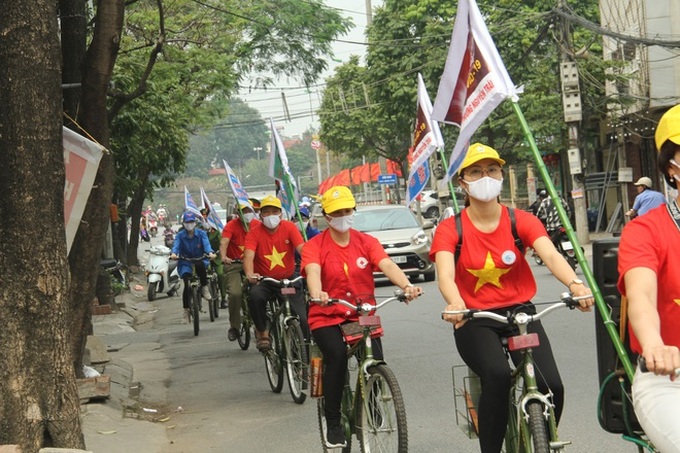 Hà Nội: Cơ quan chức năng bật nhạc Ghen Cô vi, đạp xe tuyên truyền phòng chống COVID-19 khắp đường phố - Ảnh 9. Hà Nội: Cơ quan chức năng bật nhạc Ghen Cô vi, đạp xe tuyên truyền phòng chống COVID-19 khắp đường phố - Ảnh 9.
