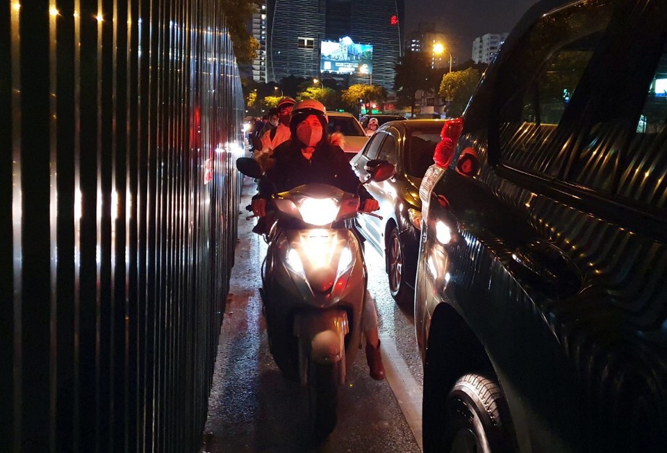 Hà Nội: Bị rào chắn làm hầm chui, đường Lê Văn Lương tắc nghiêm trọng - 7 Hà Nội: Bị rào chắn làm hầm chui, đường Lê Văn Lương tắc nghiêm trọng - 7