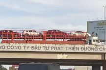 Xe đầu kéo "cõng" 8 ô tô đi lùi trên cao tốc