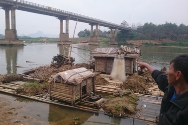 Xôn xao tin đồn người phụ nữ đứng trên cầu ném con xuống sông