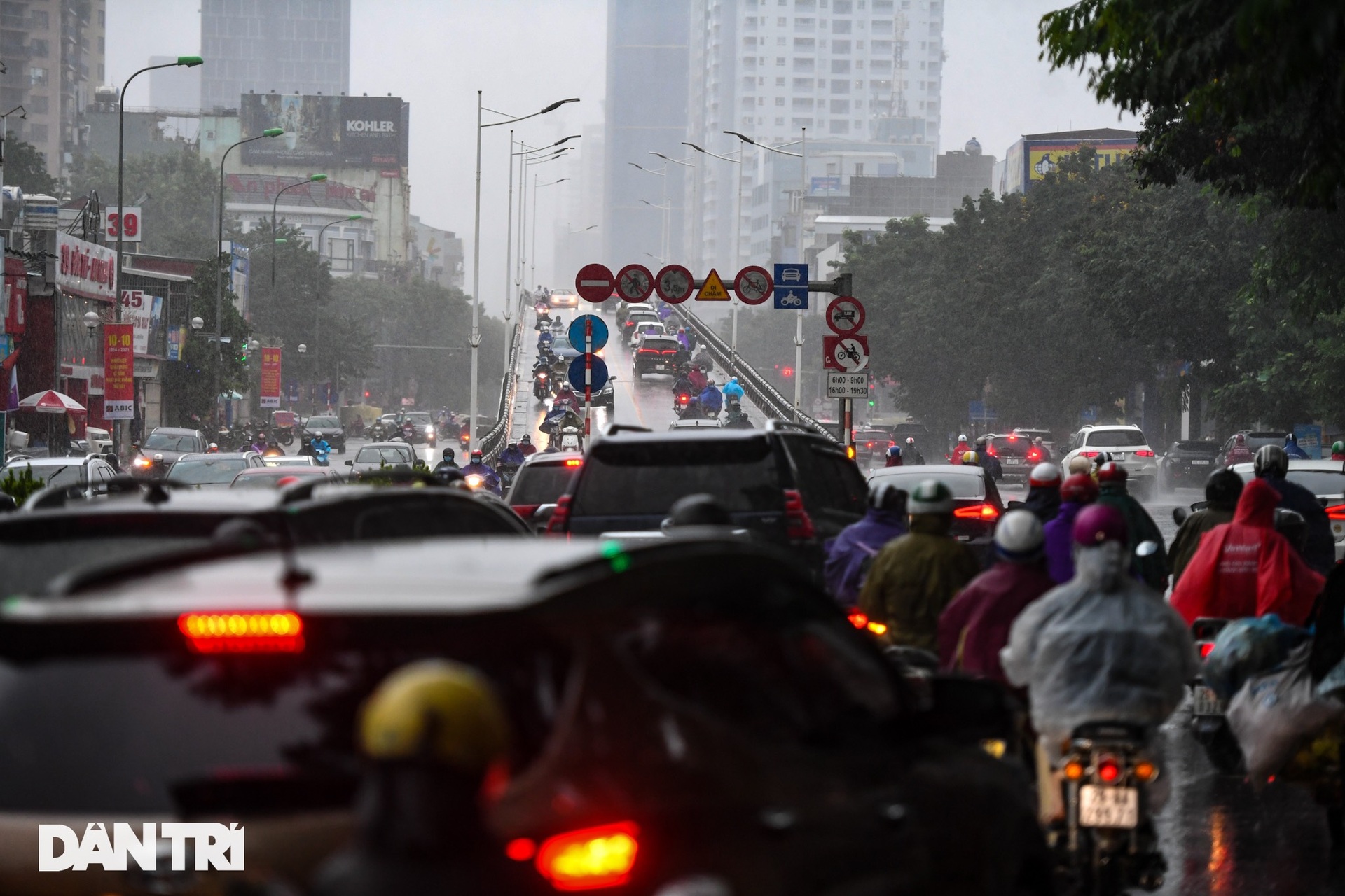 Hà Nội mưa rét sáng đầu tuần, người dân chôn chân trong giao thông ùn tắc - 8