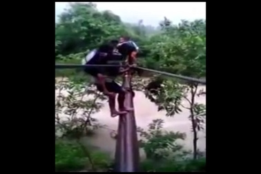 Clip hãi hùng cảnh níu dây, cõng học sinh qua dòng suối dữ được chia sẻ trên Facebook
