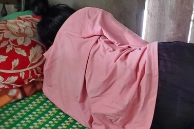 Một nữ sinh lớp 10 bị bạn dùng mũ bảo hiểm đánh chấn động não