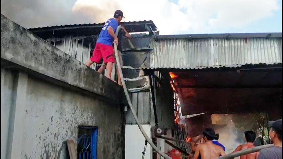 Hỏa hoạn thiêu rụi kho mắm cá linh, thiệt hại hơn nửa tỷ đồng - 2 Hỏa hoạn thiêu rụi kho mắm cá linh, thiệt hại hơn nửa tỷ đồng - 2
