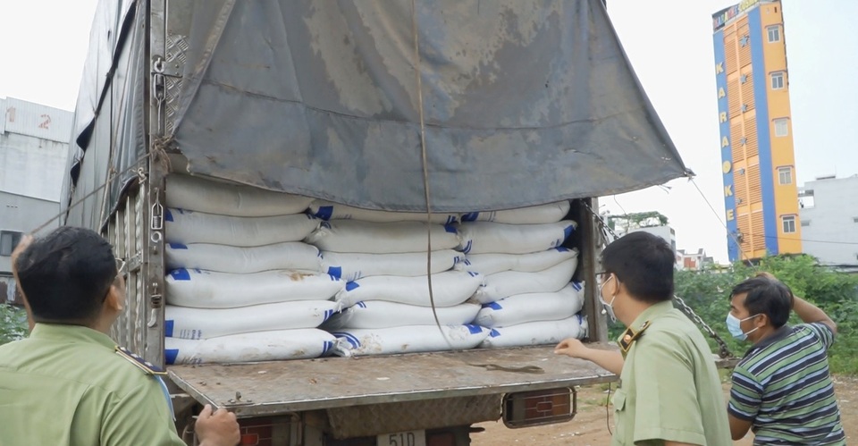 Bắt giữ 3 xe tải đường cát khủng không rõ nguồn gốc đang chờ giao nhận - 2 Bắt giữ 3 xe tải đường cát khủng không rõ nguồn gốc đang chờ giao nhận - 2