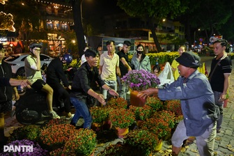 Người dân đổ về chợ hoa trung tâm TPHCM đêm cuối năm