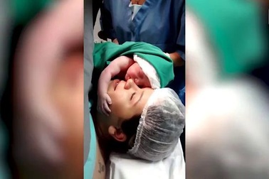 Thú vị khoảnh khắc em bé vừa chào đời đã ôm hôn mẹ