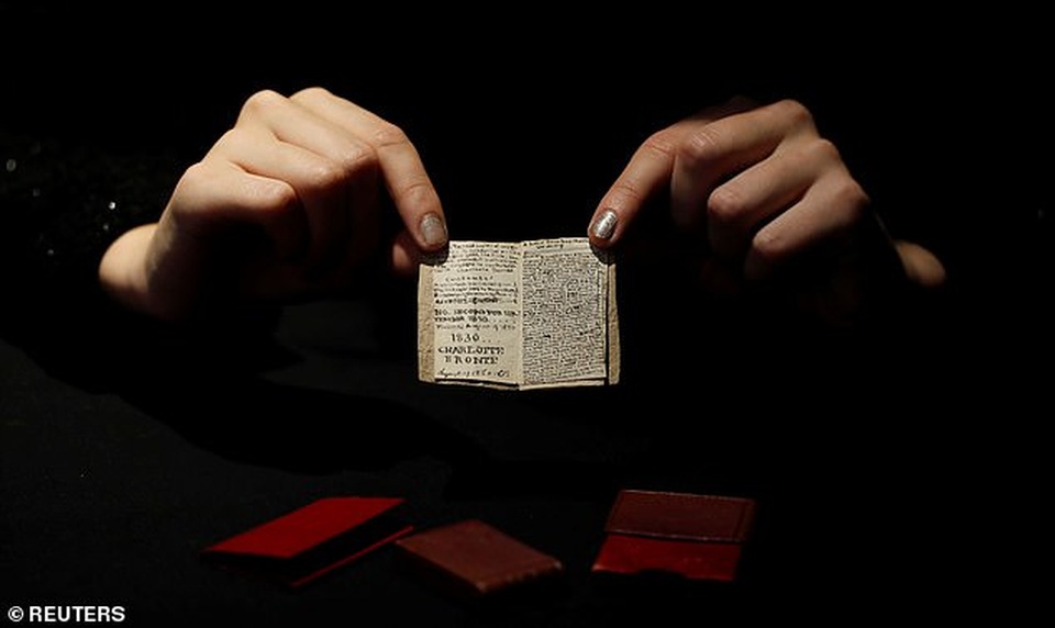 Sửng sốt cuốn sách nhỏ bằng bao diêm có giá trị lên tới 20 tỷ đồng - 2