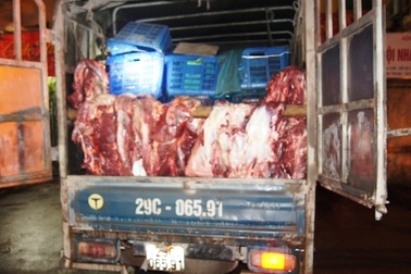 Phát hiện một xe tải thịt bò "bẩn" tuồn vào thành phố