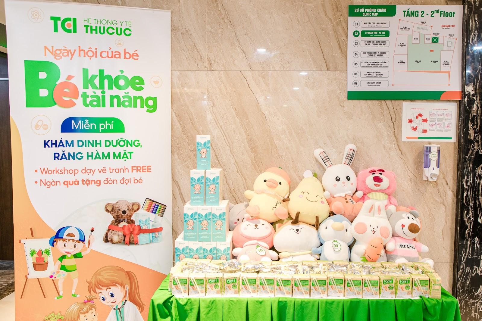 View - Khám dinh dưỡng và dạy vẽ miễn phí cho trẻ ở Hà Nội | Báo Dân trí