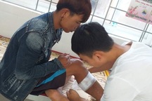 Đàn voọc gáy trắng tiếp tục lao xuống đường tấn công người