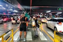 Tài xế chạy đi tìm khách khiến làn xe công nghệ Tân Sơn Nhất ùn ứ