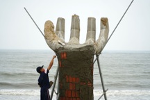 5 bức tượng hình bàn tay xuất hiện dọc bờ biển Thanh Hóa