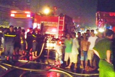 Cháy nổ lớn tại cơ sở sản xuất đồ gỗ