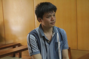 Gặp công an, bỏ chạy và ném lại gần 30.000 USD giả