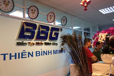 “Thiêu thân” trên sàn vàng