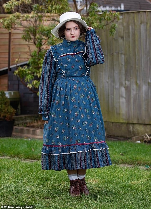 View - Cô bé ăn vận "như bà già" đi học, bất chấp việc bị bạn bè trêu chọc | Báo Dân trí