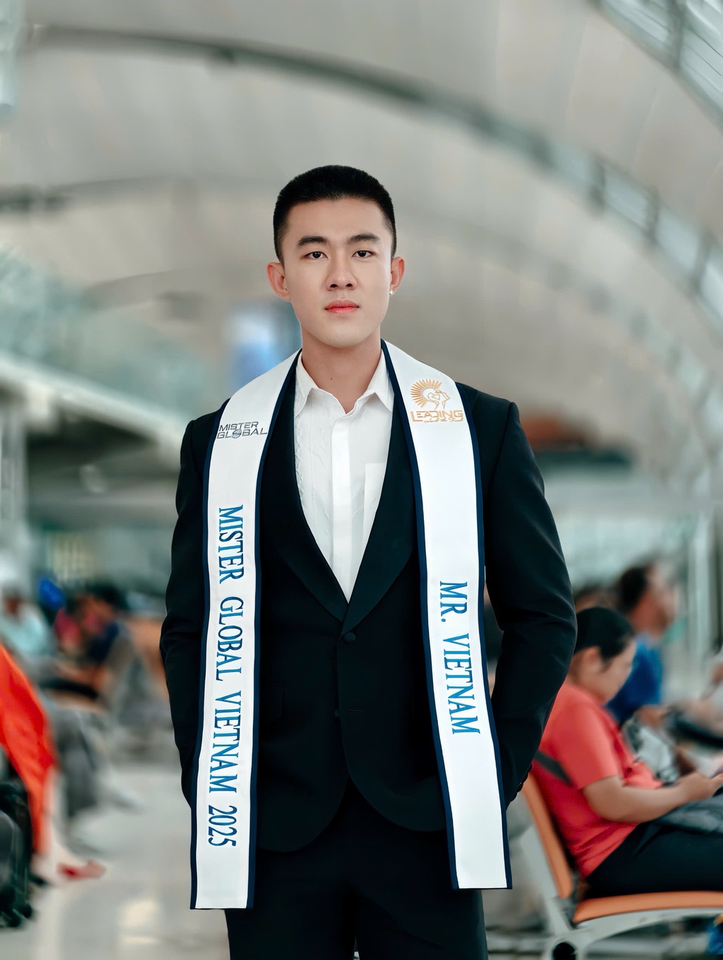 Doan Cong Vinh reached the top 10 of Mister International, going on to compete in Mister Global - 1 Đoàn Công Vinh đạt top 10 Nam vương Quốc tế, đi thi tiếp Nam vương Toàn cầu - 1