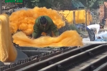 Thâm nhập làng miến bẩn hối hả "chạy" Tết