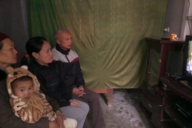 Cha mẹ thắt lòng ngóng tin con trai, con dâu cùng mắc kẹt trong hầm