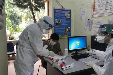 Khám tim mạch cho bệnh nhân đang cần theo dõi ngay tại ổ dịch Hạ Lôi