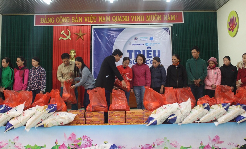 Tết ấm no với Triệu bữa cơm hỗ trợ trẻ em chịu ảnh hưởng lũ lụt - 2 Tết ấm no với Triệu bữa cơm hỗ trợ trẻ em chịu ảnh hưởng lũ lụt - 2