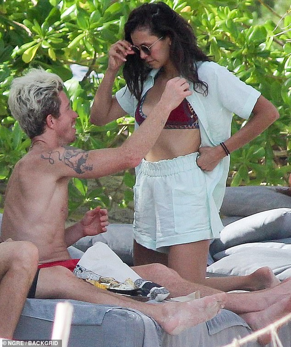 Nina Dobrev tình tứ hôn bạn trai trên biển - 8