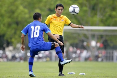 HLV Kiatisuk biểu diễn kỹ thuật khiến học trò “lác mắt”