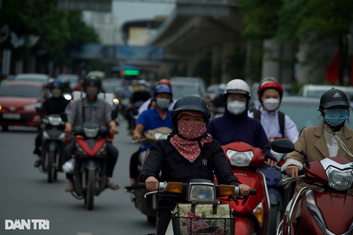 Người Hà Nội co ro trong cái lạnh giữa mùa hè - 2 Người Hà Nội co ro trong cái lạnh giữa mùa hè - 2