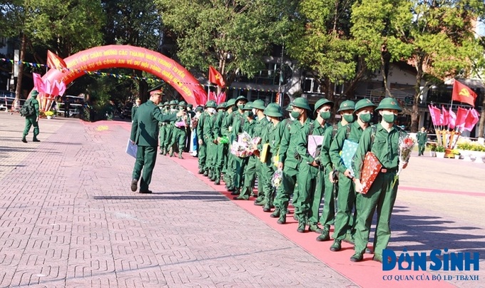 Các thanh niên chuẩn bị về với đơn vị mới