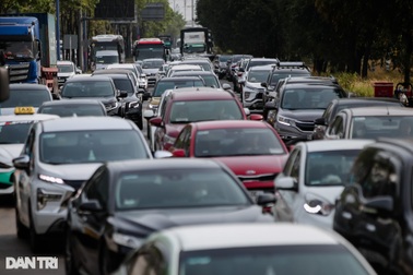 Kinh nghiệm lái xe trở lại thành phố an toàn sau dịp lễ, tránh tắc đường