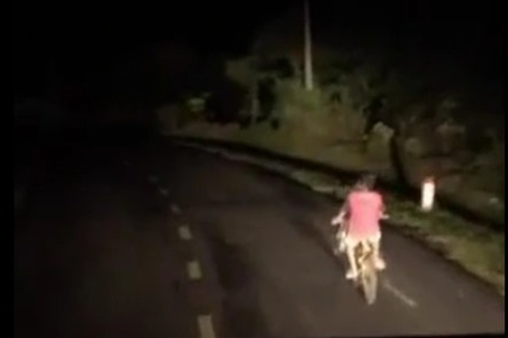 Chia sẻ của tài xế soi đèn giúp bé trai đạp xe 8 km đường đèo - 1 Chia sẻ của tài xế soi đèn giúp bé trai đạp xe 8 km đường đèo - 1