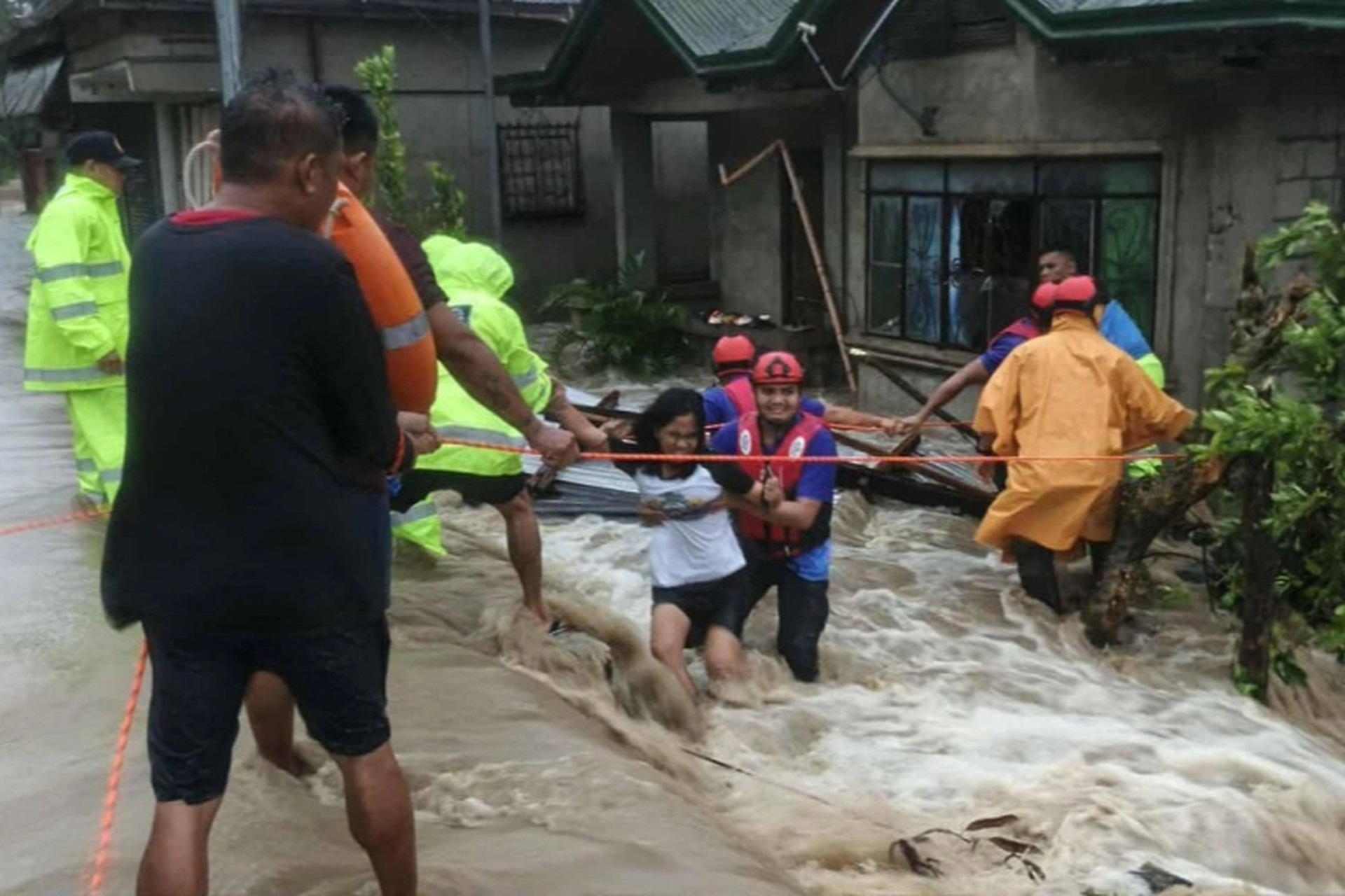 Cảnh tan hoang ở Philippines sau bão Bualoi khiến 14 người chết - 4