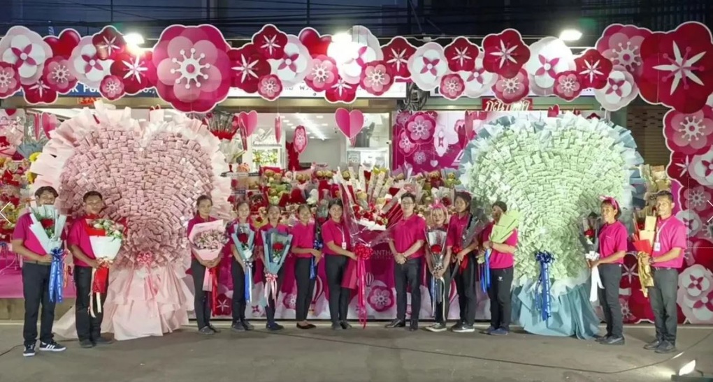 Đại gia Thái Lan chuyển 700 triệu đồng làm bó hoa tiền tặng bạn gái - 4 Đại gia Thái Lan chuyển 700 triệu đồng làm bó hoa tiền tặng bạn gái - 4