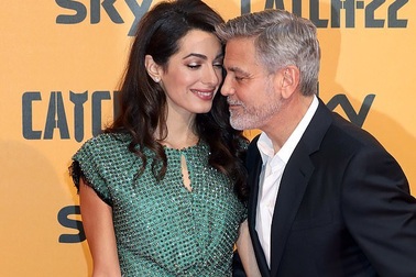 George Clooney tình tứ bên vợ kém 17 tuổi