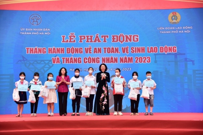 Thứ trưởng Bộ Lao động, Thương binh và Xã hội Nguyễn Thị Hà và Phó Chủ tịch UBND thành phố Vũ Thu Hà trao quà cho con đoàn viên công đoàn có hoàn cảnh khó khăn, bị tai nạn lao động.