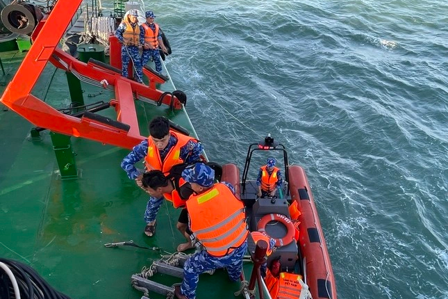 Đưa 14 ngư dân trên tàu cá Bình Định bị chìm vào bờ an toàn - 1
