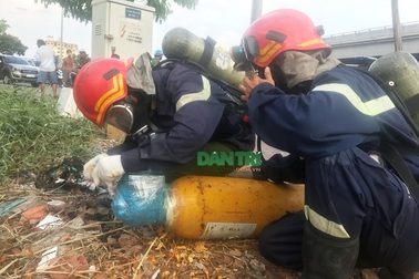 Truy "thủ phạm" vứt 2 bình khí lỏng độc trên đường phố Sài Gòn