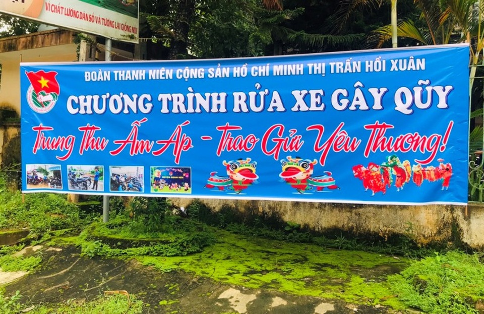 Thanh niên miền núi rửa xe gây quỹ mua quà Trung thu cho trẻ em nghèo - 1 Thanh niên miền núi rửa xe gây quỹ mua quà Trung thu cho trẻ em nghèo - 1